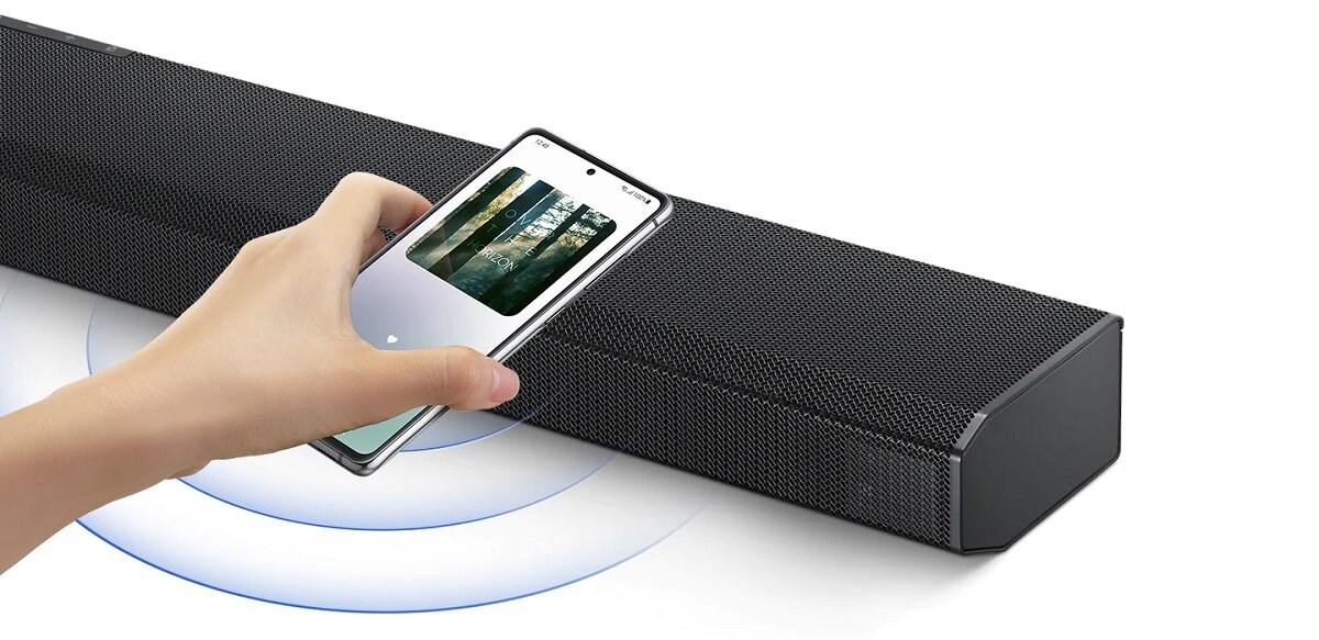 Soundbar Samsung HW-Q700A/EN telefon przy soundbarze z funkcją Dotknij i Odtwórz