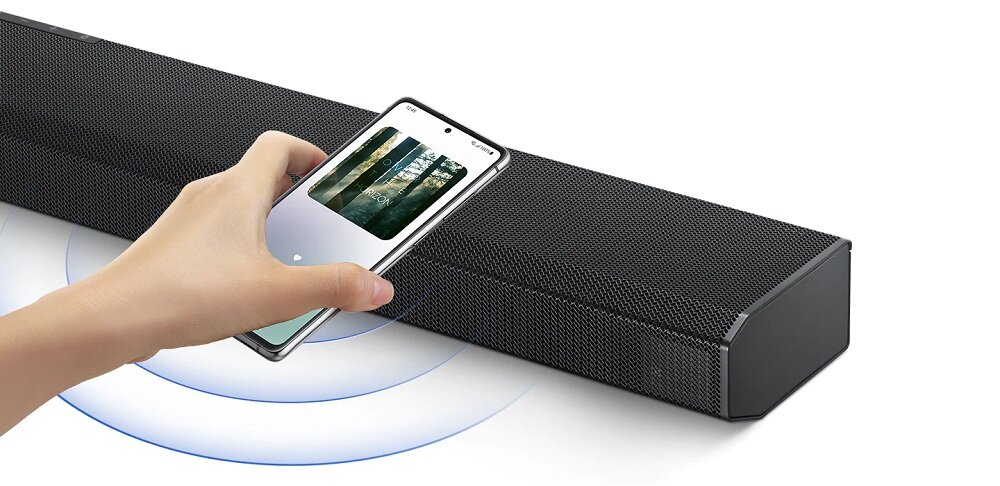 Soundbar Samsung HW-Q800A/EN telefon przyłożony do soundbara z funkcją Dotknij i Odtwórz