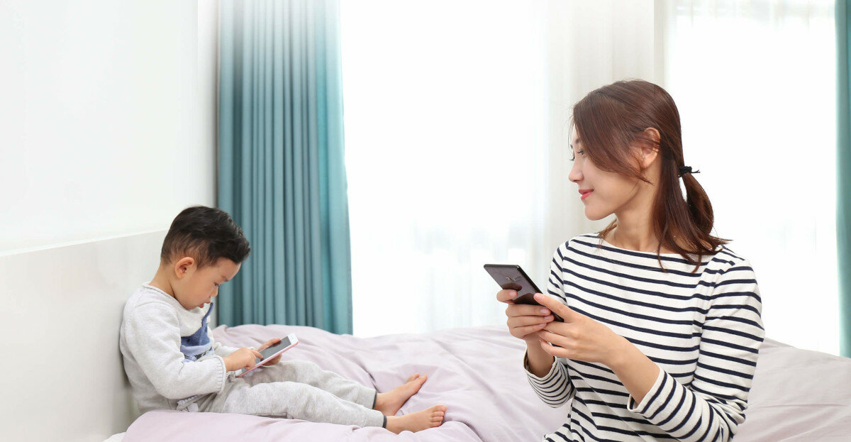 Router bezprzewodowy Xiaomi Mi router 4A widok na rodzica z dzieckiem
