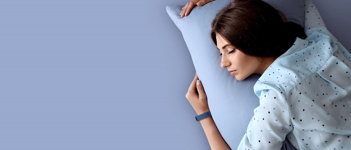 Inteligentna opaska Xiaomi Mi Smart Band 6 kobieta podczas snu
