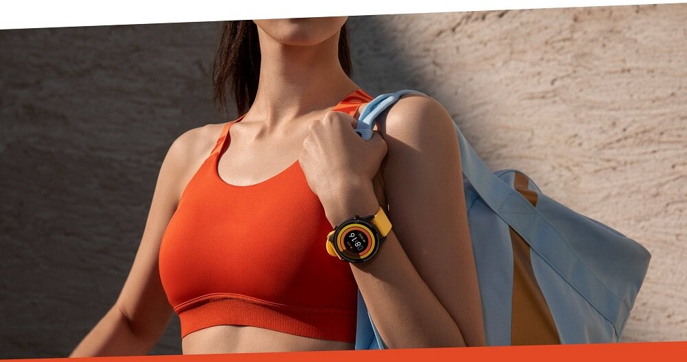 Smartwatch Xiaomi Mi Watch widok na zegarek na nadgarstku z żółtą opaską