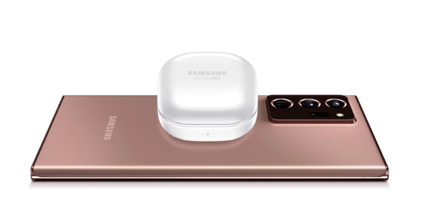 Douszne słuchawki z funkcją aktywnej redukcji szumów Samsung Galaxy Buds Live SM-R180NZBAEUE niebieskie widok na etui ładowane poprzez ładowanie indukcyjne