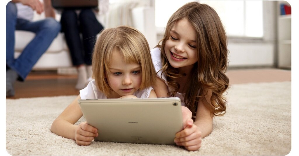 Tablet Huawei MediaPad M5 Lite widok na tablet z tyłu w czasie użycia przez dziecko