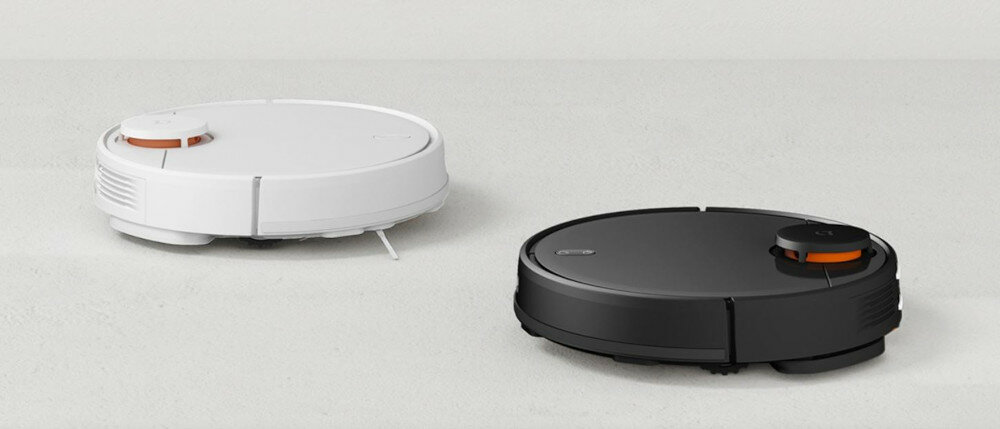 Robot sprzątający Xiaomi Mi Robot Vacuum-Mop Pro biały i czarny obok siebie