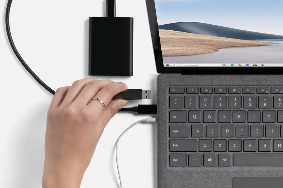 Laptop Microsoft Surface 4 5Q1-00009 podłączone kable