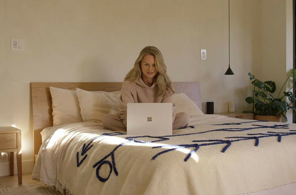 Laptop Microsoft Surface 4 5Q1-00009 na łóżku