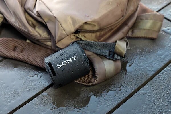 Głośnik bezprzewodowy Sony SRS-XB13 widok na głośnik w czasie deszczu