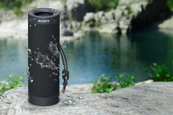 Głośnik bezprzewodowy Sony SRS-XB23 widok na głośnik oblany wodą