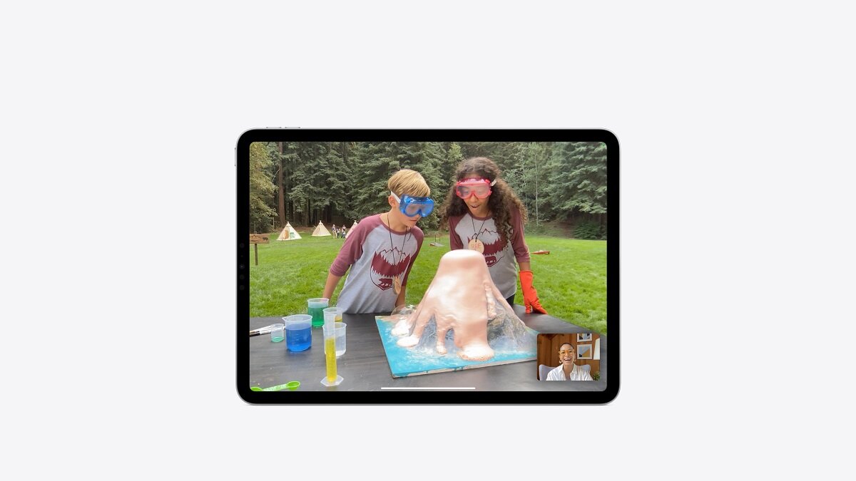 Tablet Apple iPad Pro 11 M1 128GB 5G od frontu z dziećmi na ekranie