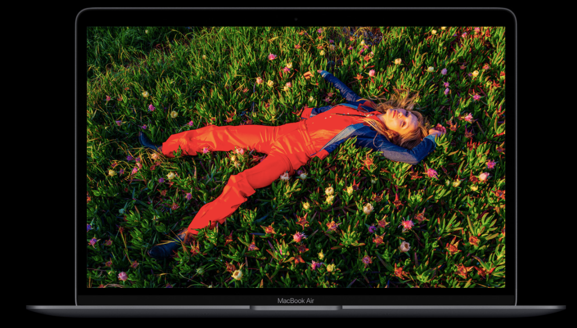 Laptop Apple Macbook Air 13 MGN93ZE/A/R1 16GB/256GB z wyświetlonym zdjęciem osoby lężacej na trawie