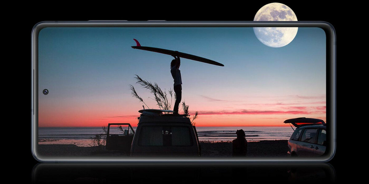 Smartfon Samsung Galaxy S20 FE widok na front urządzenia przy włączony ekranie