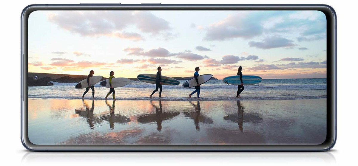 Smartfon Samsung Galaxy S20 FE widok na front urządzenia przy włączonym ekranie