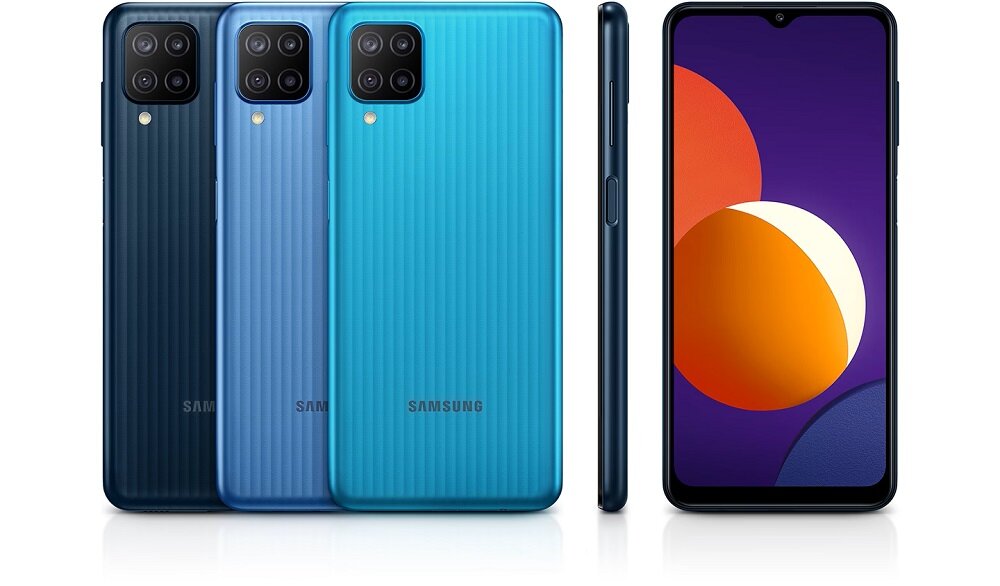 Smartfon Samsung Galaxy M12 SM-M127FZGVEUE widok na plecki trzech smartfonów w trzech odcieniach, na granatowy smartfon od boku oraz od frontu