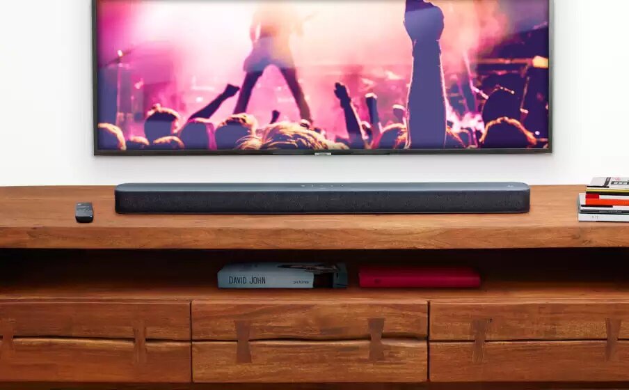 Soundbar JBL LINK BAR na komodzie pod telewizorem