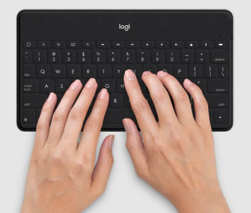 Klawiatura Logitech Keys-To-Go Różowa dłonie na klawiaturze