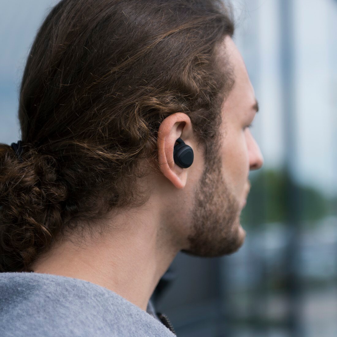 Słuchawki bezprzewodowe dokanałowe Hama True Wireless Libero wizualizacja mężczyzna ze słuchawkami