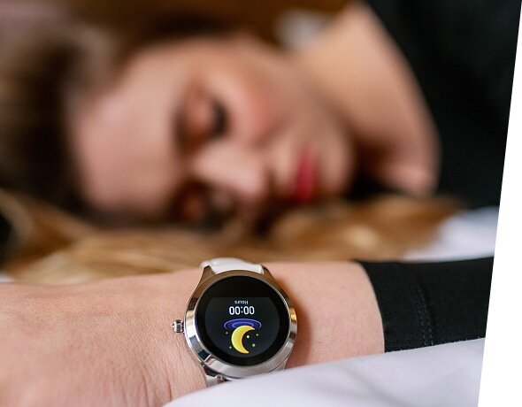Smartwatch Garett Women Naomi Pro srebrny, stalowy widok na zegarek założony podczas snu wizualizacja monitorowania snu