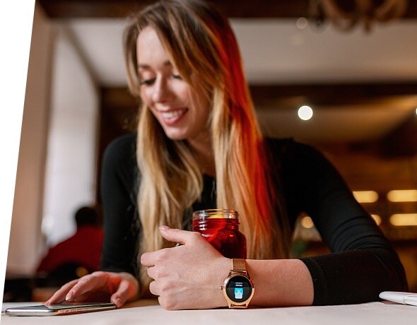 Smartwatch Garett Women Naomi Pro srebrny, stalowy widok od przodu na smartwatch podczas użytkowania