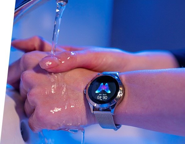 Smartwatch Garett Women Naomi Pro złoty, stalowy widok na zegarek podczas mycia rąk wizualizacja wodoszczelności