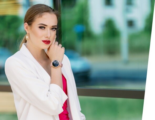 Smartwatch Garett Women Victoria srebrny, stalowy widok na zegarek podczas użytkowania