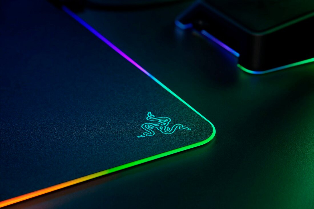  Podkładka Razer Firefly V2 zbliżenie na krawędzie i logo firmy 
