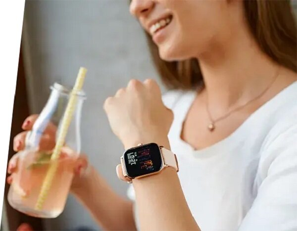 Smartwatch Garett Sport Activity czarny widok z frontu na założony smartwatch na nadgarstek