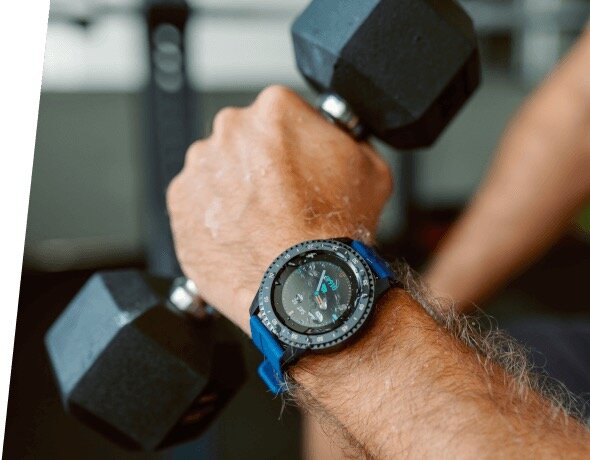 Smartwatch Garett Sport Activity GT złoty widok na zegarek założony podczas ćwiczeń na siłowni
