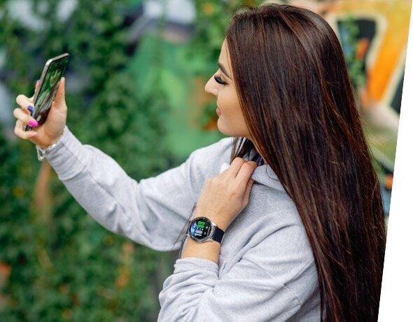 Smartwatch Garett Women Maya czarny widok pod kątem na smartwatch połączony z telefonem