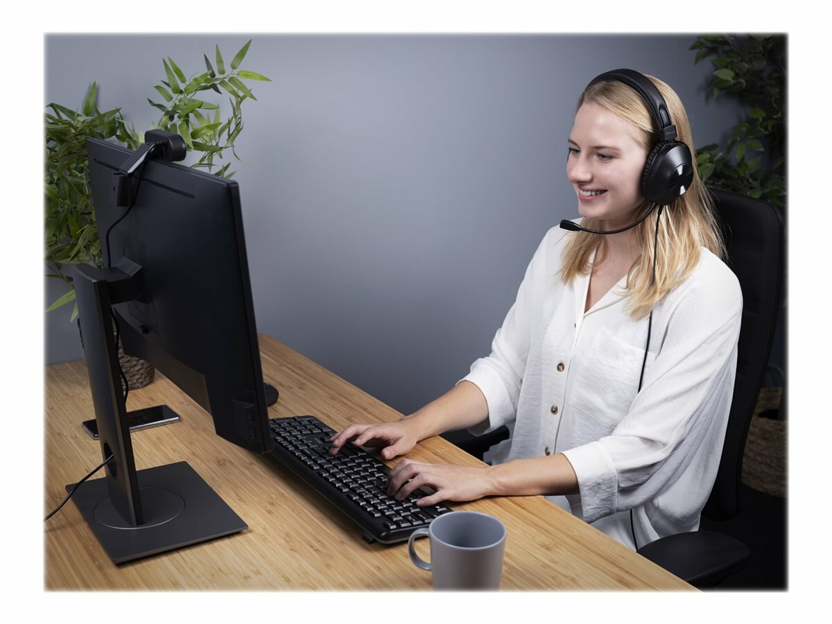 Słuchawki Trust Ozo Stereo kobieta w słuchawkach przed komputerem