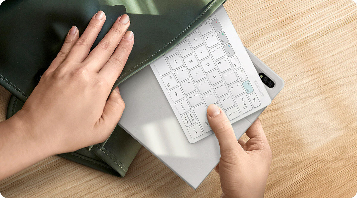 Klawiatura Samsung Smart Keyboard Trio 500 EJ-B3400UWEGEU wyciągana z torby