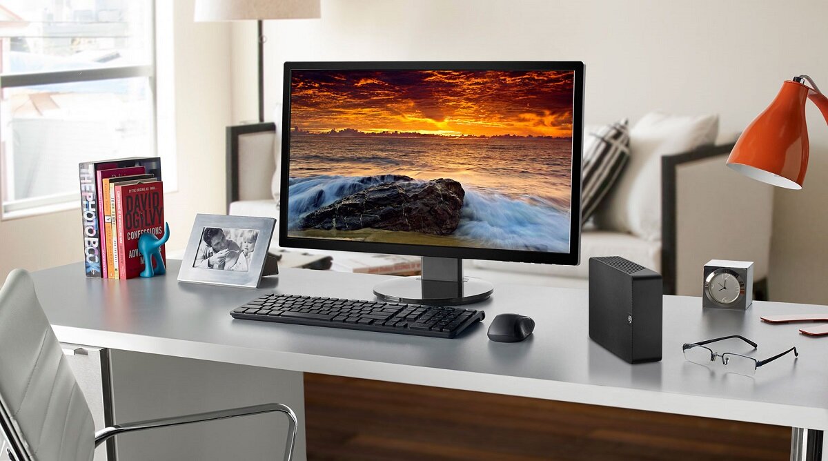 Dysk Seagate Expansion Desktop STKP4000400 4TB podłączony do kompueta na białym biurku w biurze