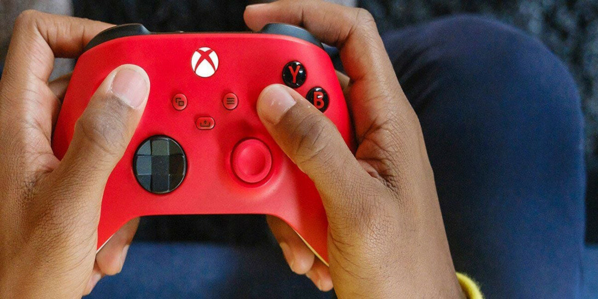 Kontroler bezprzewodowy Xbox Series X czerwony widok na kontroler w rękach