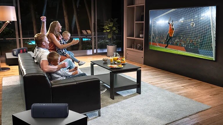 Telewizor LG 43 43UP7800 UHD 4K 2021 AI TV ze sztuczną inteligencją widok pod kątem na ekran podczas oglądania meczu