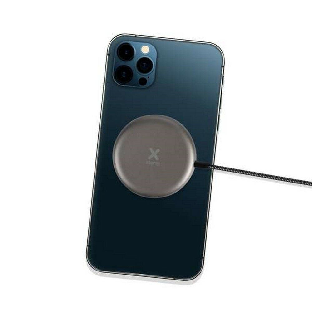 Ładowarka magnetyczna Xtorm XPS102 od przodu przyczepiona do iPhone'a
