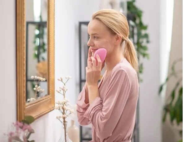 Szczoteczka soniczna do twarzy Garett Beauty Clean Soft Różowa używana przez kobietę