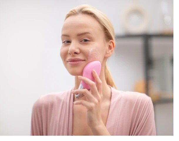 Szczoteczka soniczna do twarzy Garett Beauty Clean Soft Różowa używana przez kobietę
