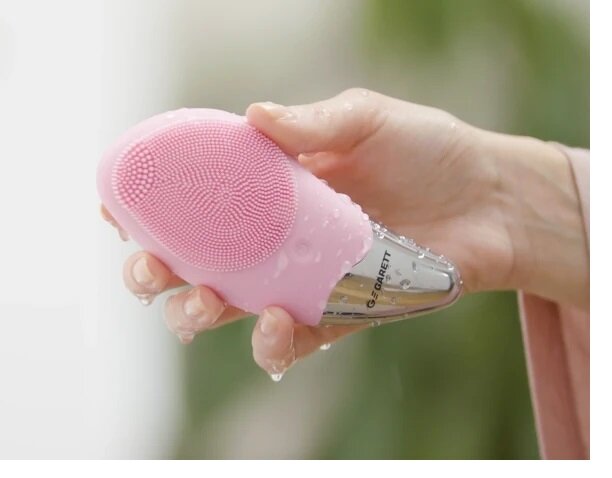 Szczoteczka soniczna do twarzy Garett Beauty Clean Soft Różowa zanurzona w wodzie