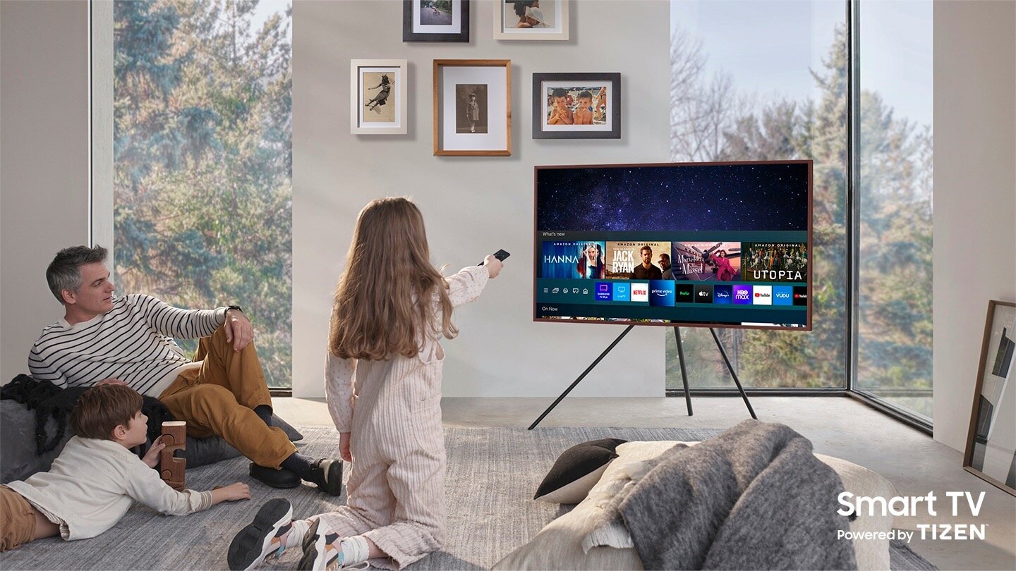 Telewizor Samsung LS03A The Frame 43 QE43LS03AAU QLED 4K Smart TV (2021) widok od prawej strony na telewizor stojący na statywie