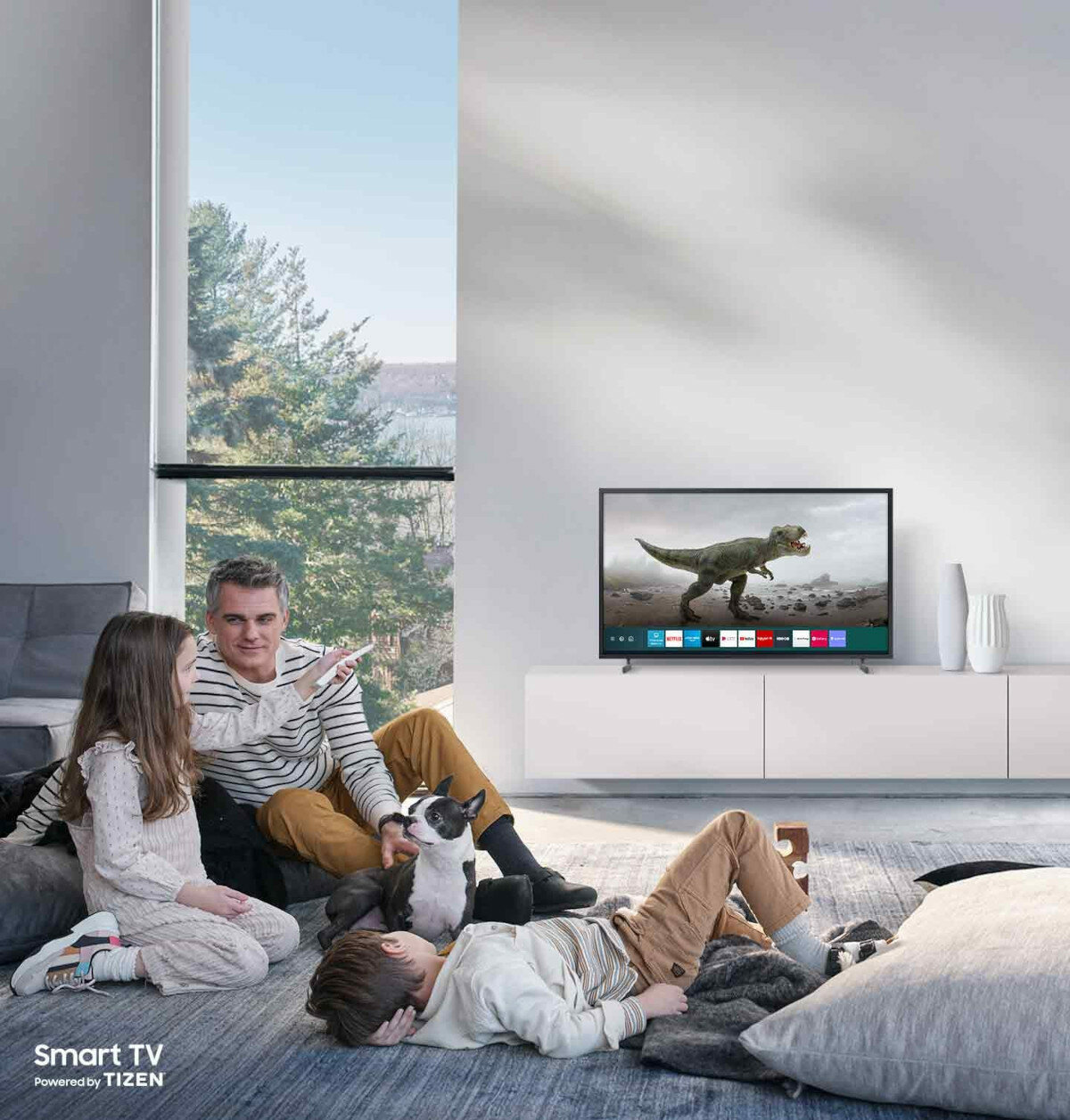 Telewizor Samsung QE32LS03TCUXXH widok na interface użytkownika w domowej scenerii