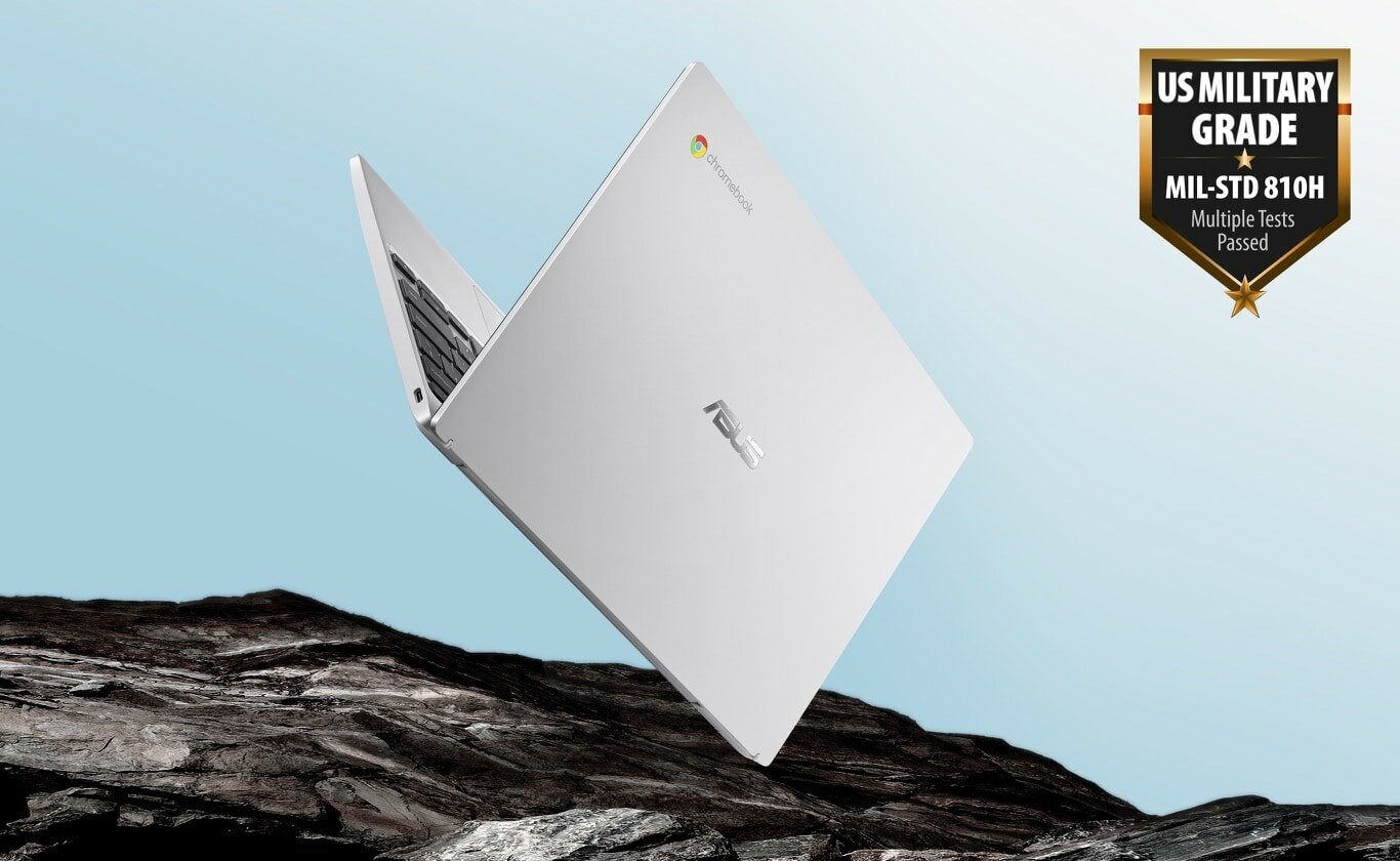 Laptop ASUS Chromebook CX1 CX1100CNA-GJ0024 stoi na jednym ze swoich rogów, pochylony, widok na obudowę
