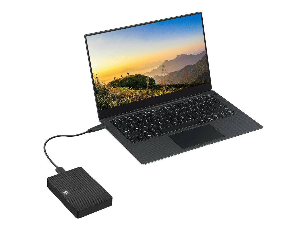 Dysk HDD Seagate Expansion Portable 5TB widok na lewy skos z laptopem