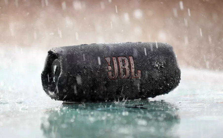 Głośnik bezprzewodowy JBL Charge 5 - czarny prezentacja wodoodporoności