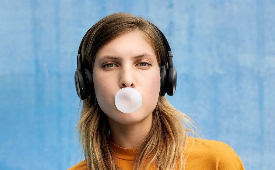Słuchawki JBL Live 460NC LIVE460NCROS kobieta ze słuchawkami w kolorze czarnym na uszach