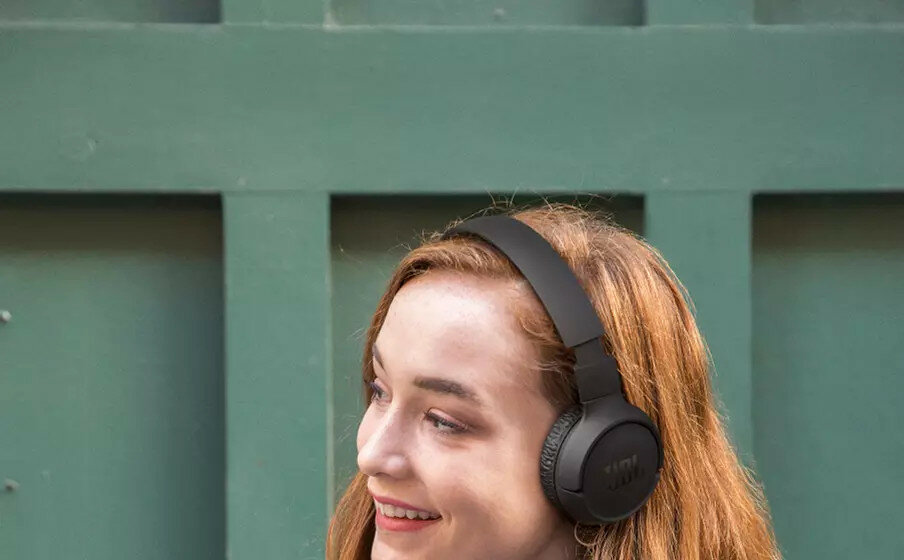 Słuchawki bezprzewodowe JBL Tune 510BT widok na kobietę ze słuchawkami od boku