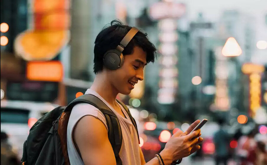 Słuchawki bezprzewodowe JBL Tune 660BT widok na chłopaka w słuchawkach na mieście