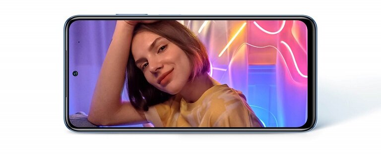 Smartfon Xiaomi Redmi Note 10S 6/64GB Szary leżący na boku z wyświetlonym obrazem dziewczyny