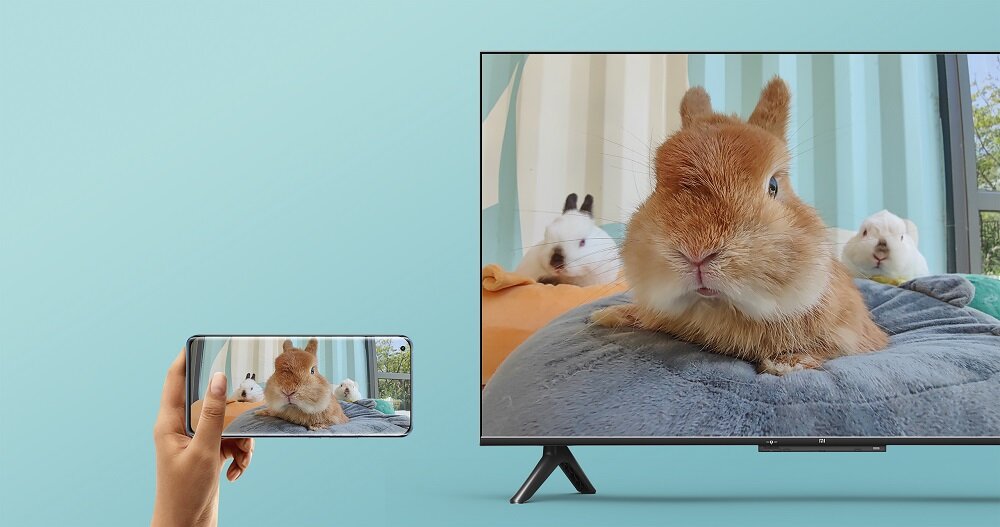 Telewizor Xiaomi Mi TV P1 31663 widok na telewizor i smartfon w trakcie przesyłania obrazu