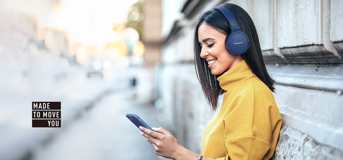 Słuchawki Panasonic RB-HF420BE-A widok na kobietę ze słuchawkami w miejskiej scenerii
