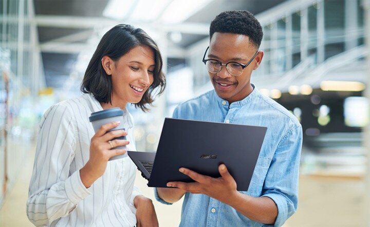 Laptop Asus ExpertBook B1 B1500 B1500CEAE-BQ0087R widok na klapę laptopa trzymanego przez mężczyznę i na kobietę obok