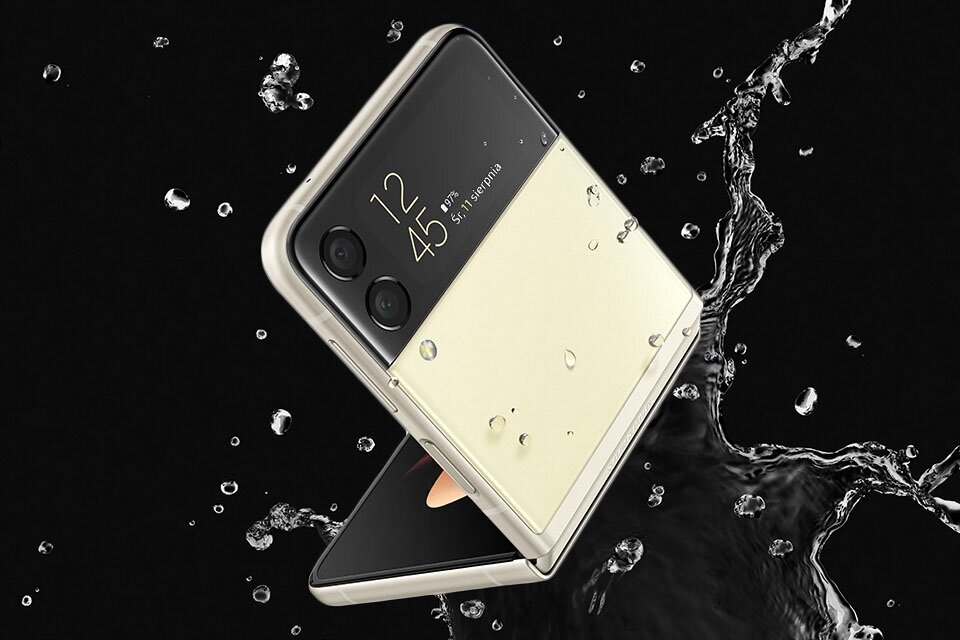 Smartfon Samsung Galaxy Z FLIP 3 5G SM-F711 widok na złożony smartfon pod skosem w lewo zmoczony wodą
